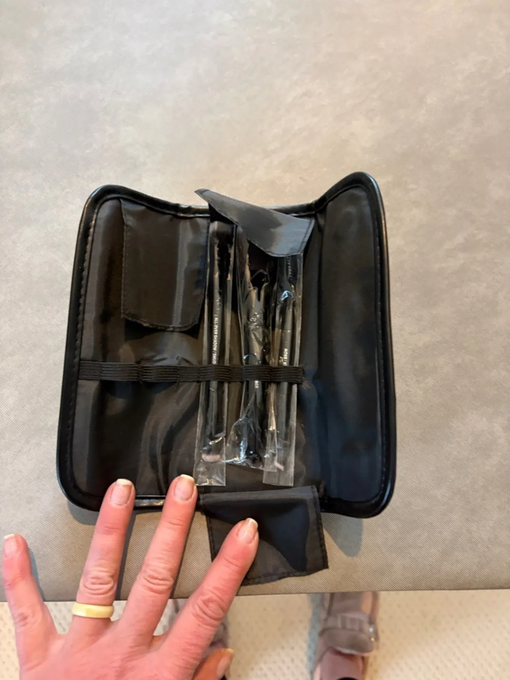 IT Cosmetics Black Travel Brush Set with Pouch - Picture 4 of 4
